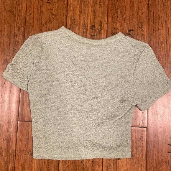 Tilly’s RSQ green cropped shirt - Picture 3 of 5